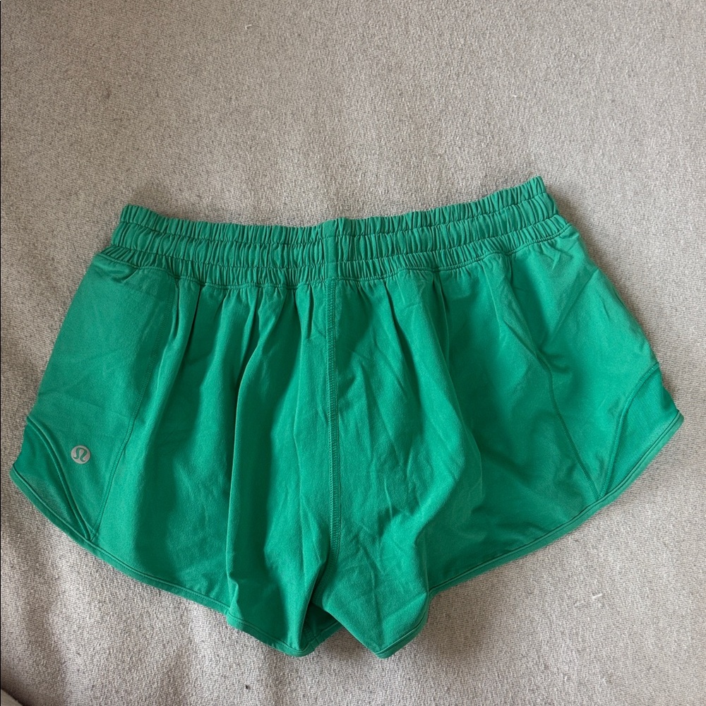 Lululemon Kelly green Hotty hot 2.5 shorts